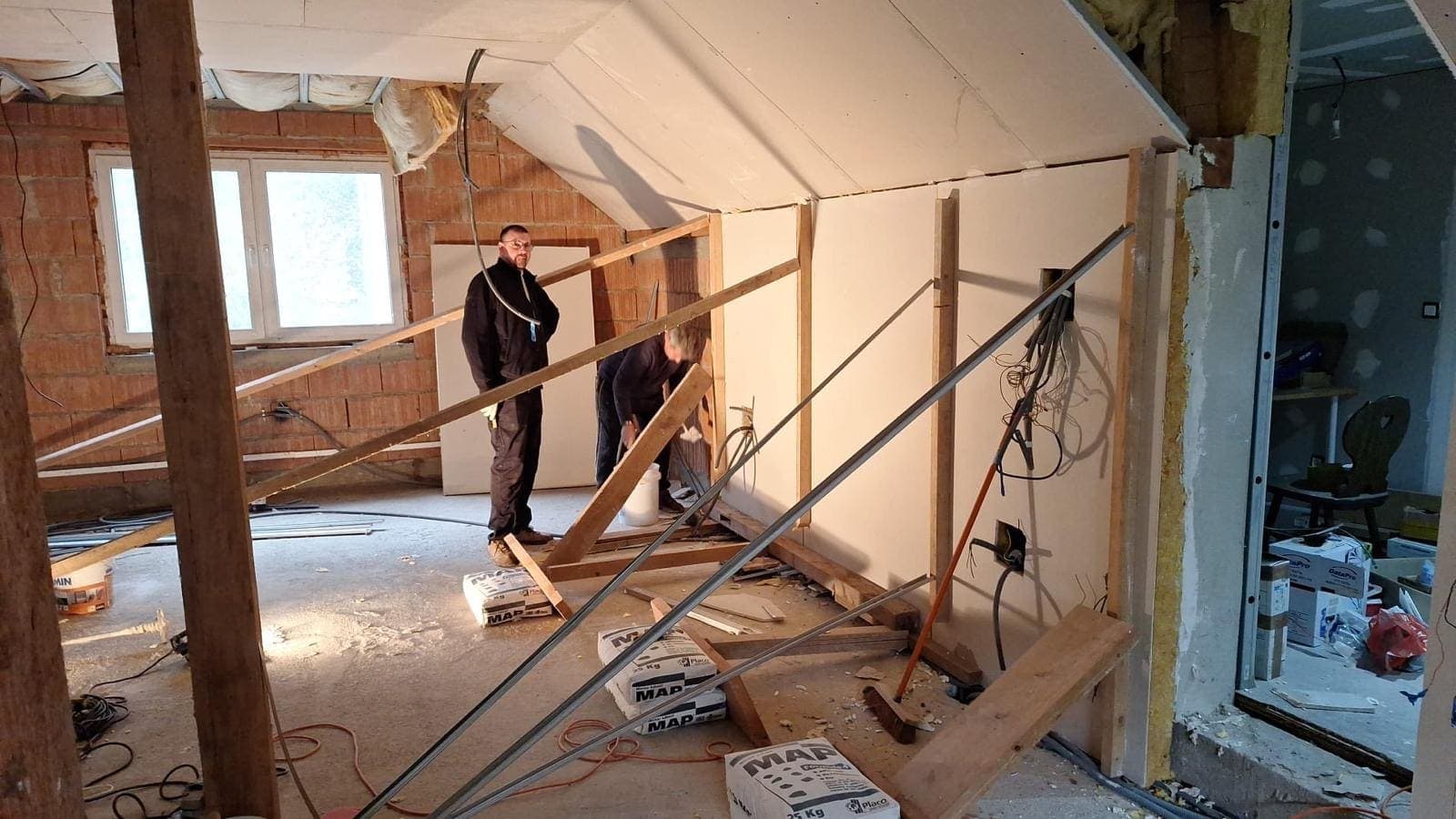 Pièce en chantier avec placoplâtre, isolation et structure bois — aménagement intérieur