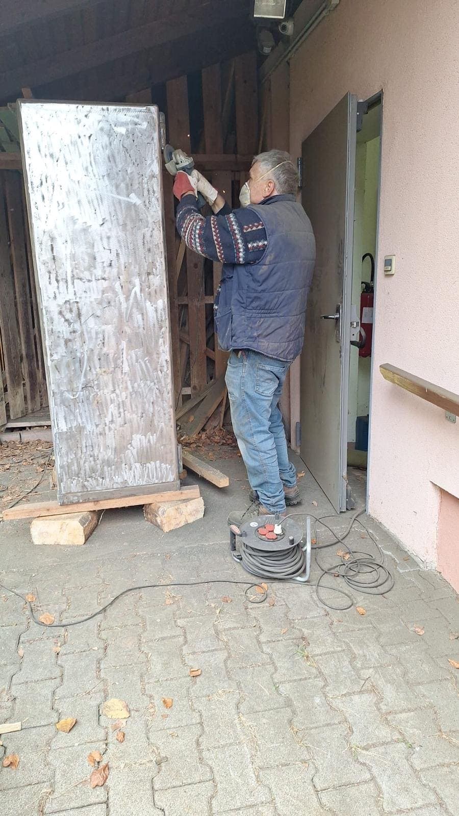 Bénévole préparant l'un des coffres-forts du club avant remise en peinture