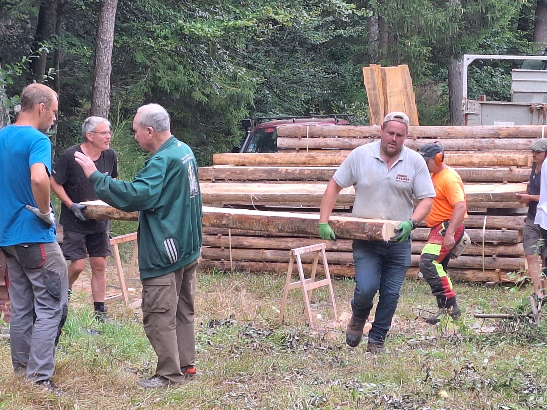 Bénévoles préparant les rondins du nouveau pare-balles 25 m en forêt