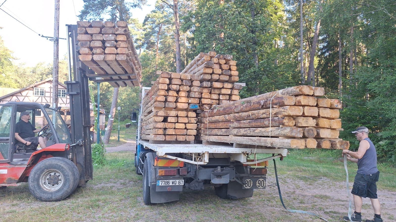 Camion-plateau chargé de poutres et de rondins de bois pour le pare-balles 25 m