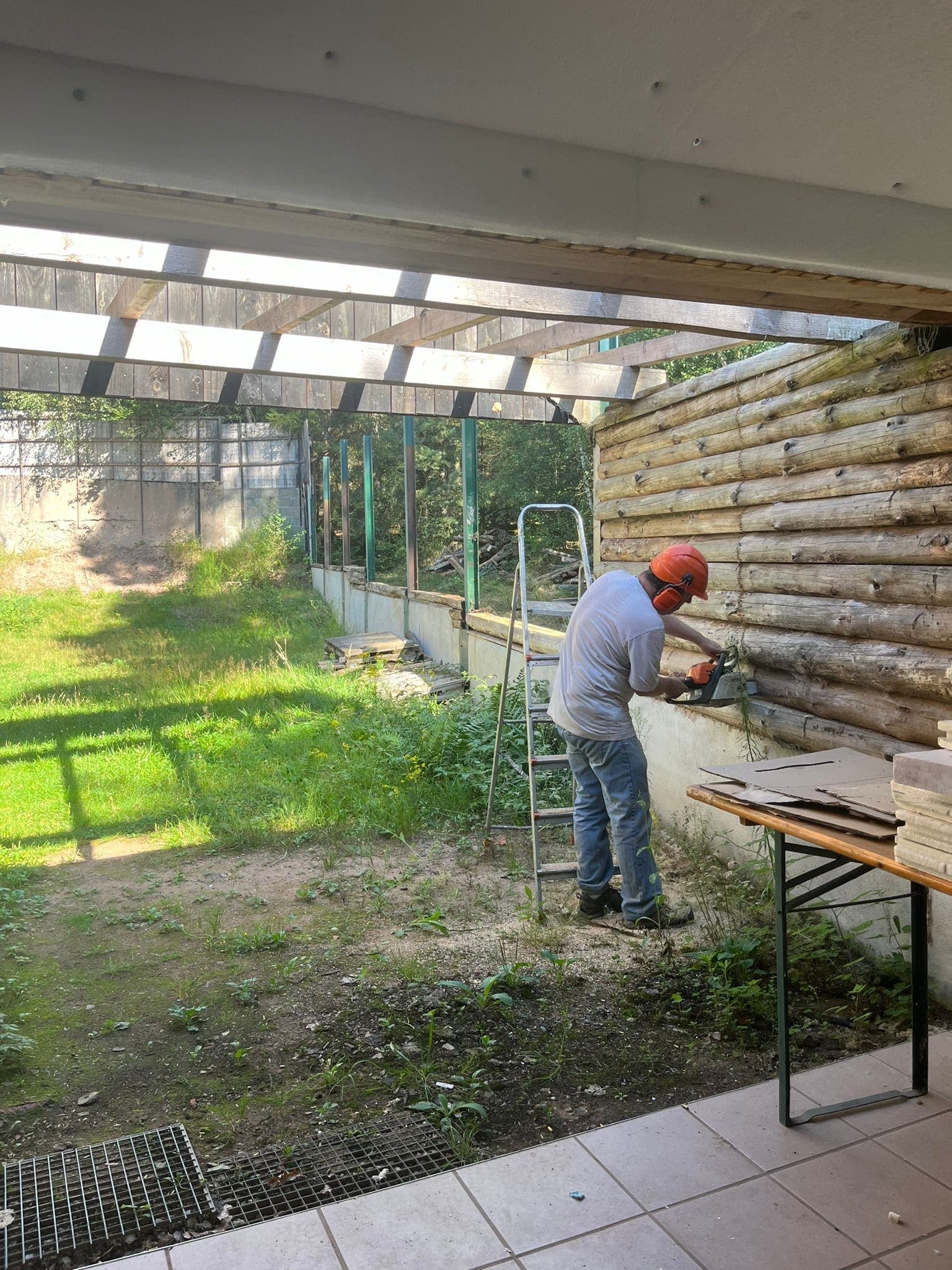 Bénévole travaillant à la finition du pare-balles 25 m, vue intérieure