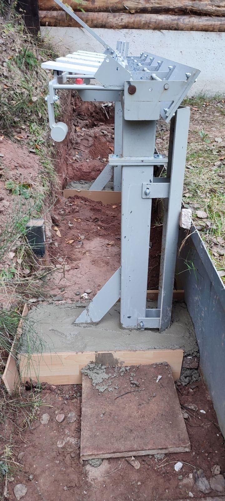 Bâti métallique de cibles gongs fraîchement scellé dans une dalle béton au pas du 25 m