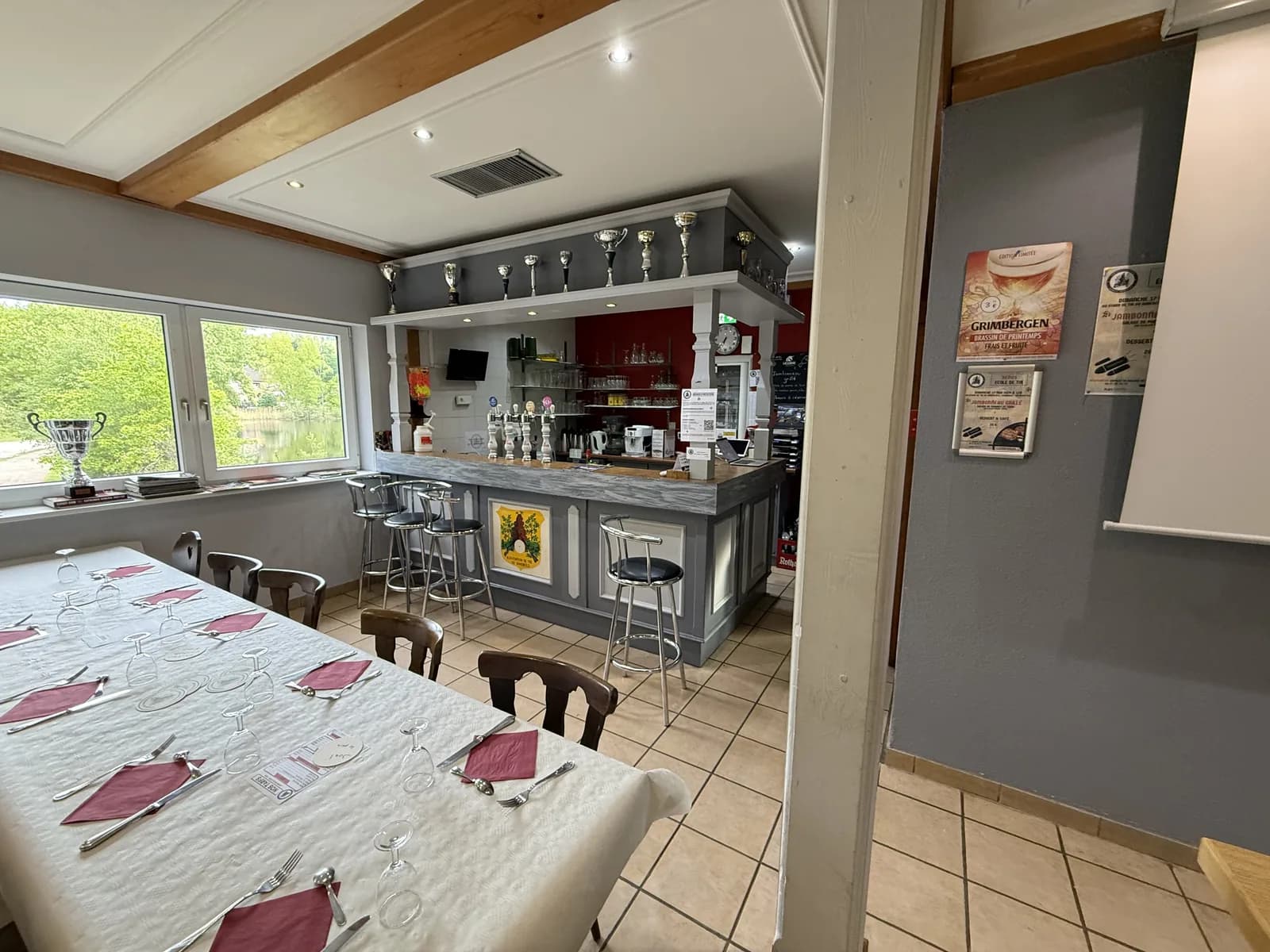 Bar du club avec trophées