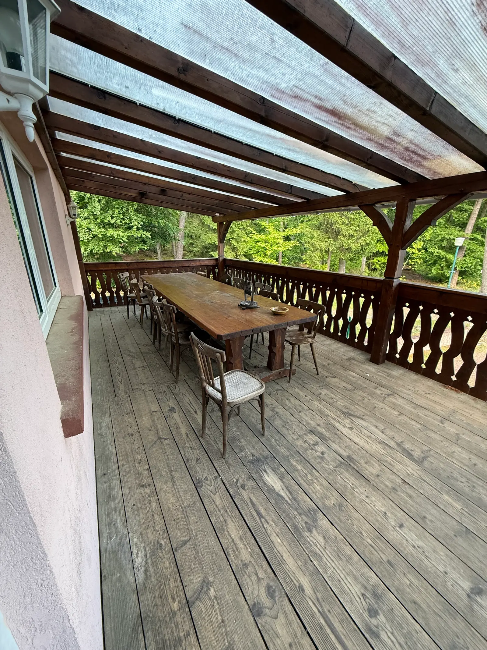Vue d'ensemble de la terrasse, charpente en bois et balustrades ouvragées