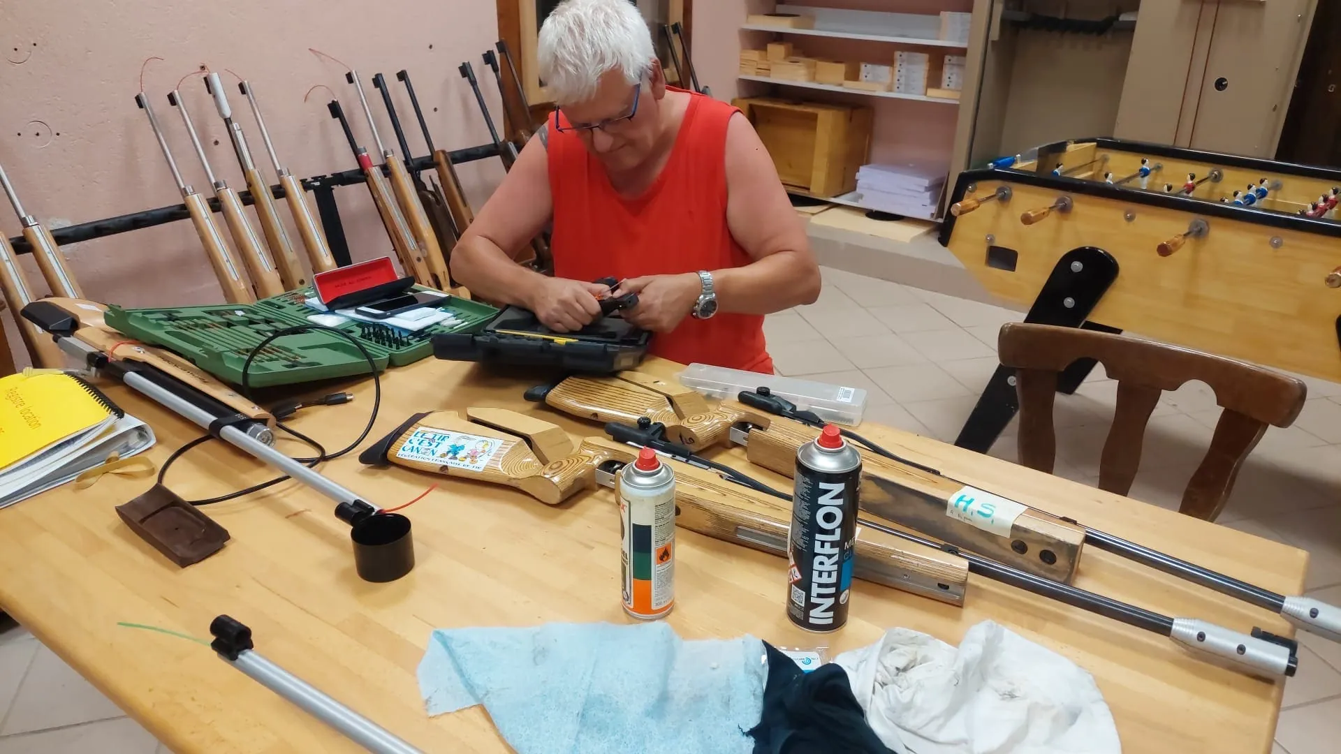 Révision et nettoyage des carabines du club sur un atelier improvisé en salle polyvalente