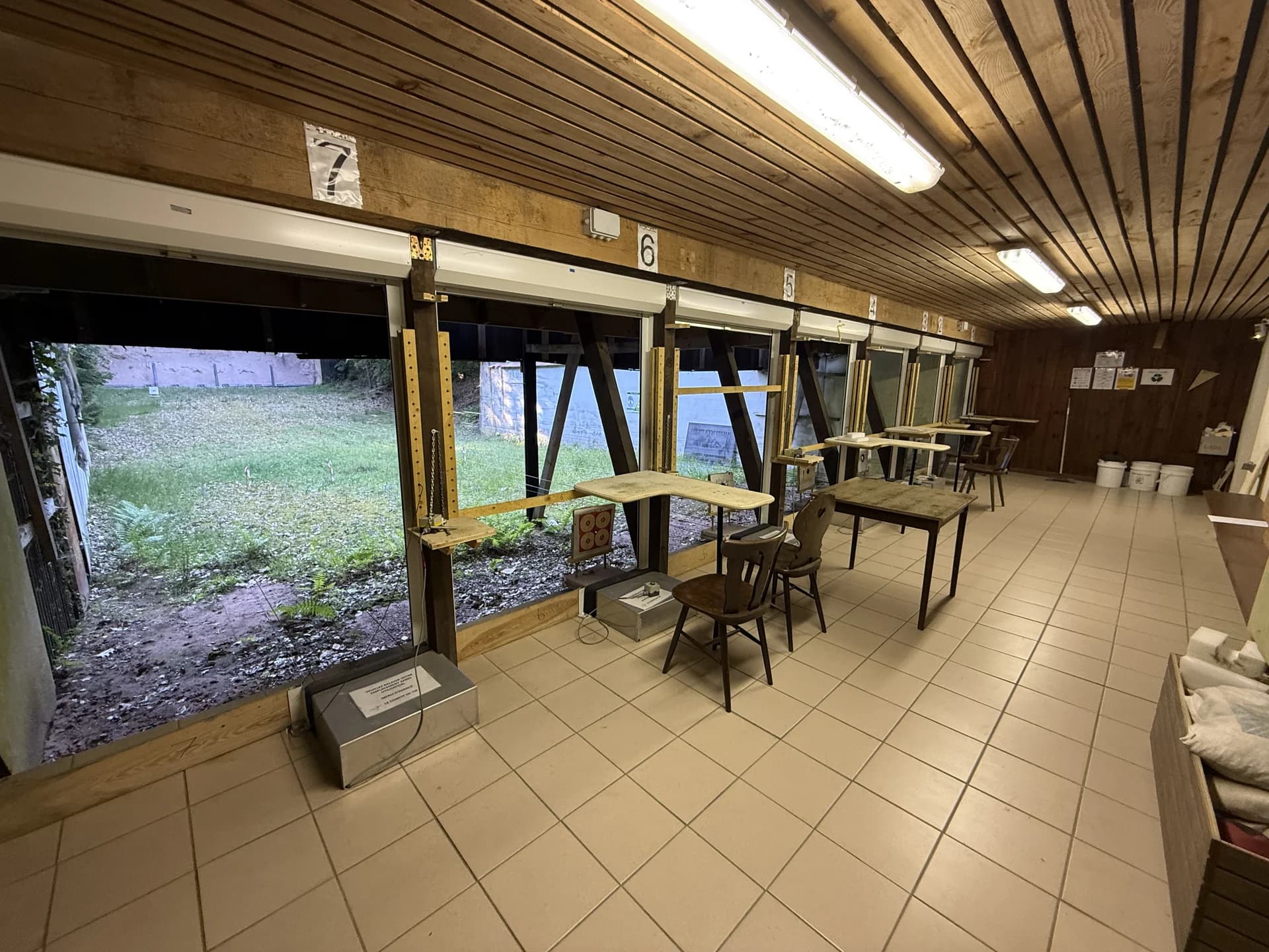 Stand 50 m vu depuis l'arrière, postes équipés et ouvertures sur l'extérieur